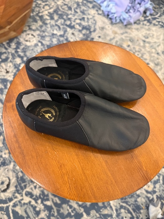 Other - Eurotard Dancewear child axle slip on jazz shoe size 6/36, used/great cond.